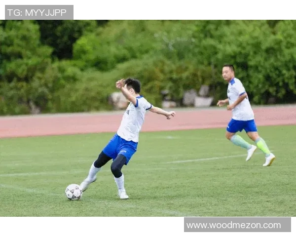 足球明星现身各大联赛揭秘他们的踢球地点与球队动态